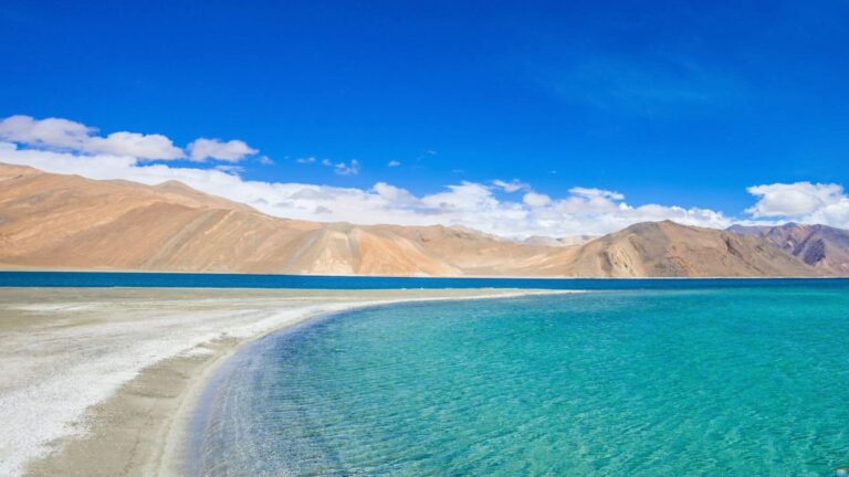 इन झीलों में शीशे की तरह चमकता है पानी! जानें दुनिया की इन जगहों के बारे में