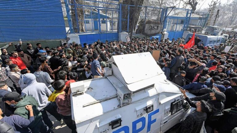 खामेनेई समर्थकों पर केंद्र की नजर! संभावित हिंसा के खिलाफ राज्यों को दी चेतावनी, J&K में इंटरनेट प्रभावित