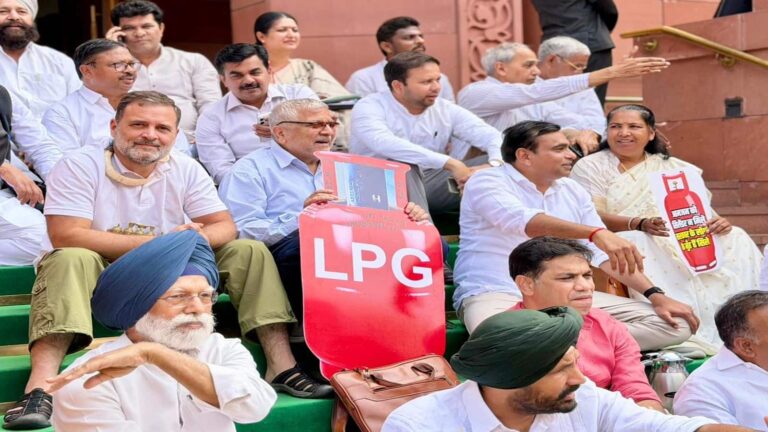 'PM मोदी कह रहे पैनिक मत करो, लेकिन खुद...'; LPG संकट पर राहुल गांधी का सरकार पर हमला, कांग्रेस ने किया प्रदर्शन