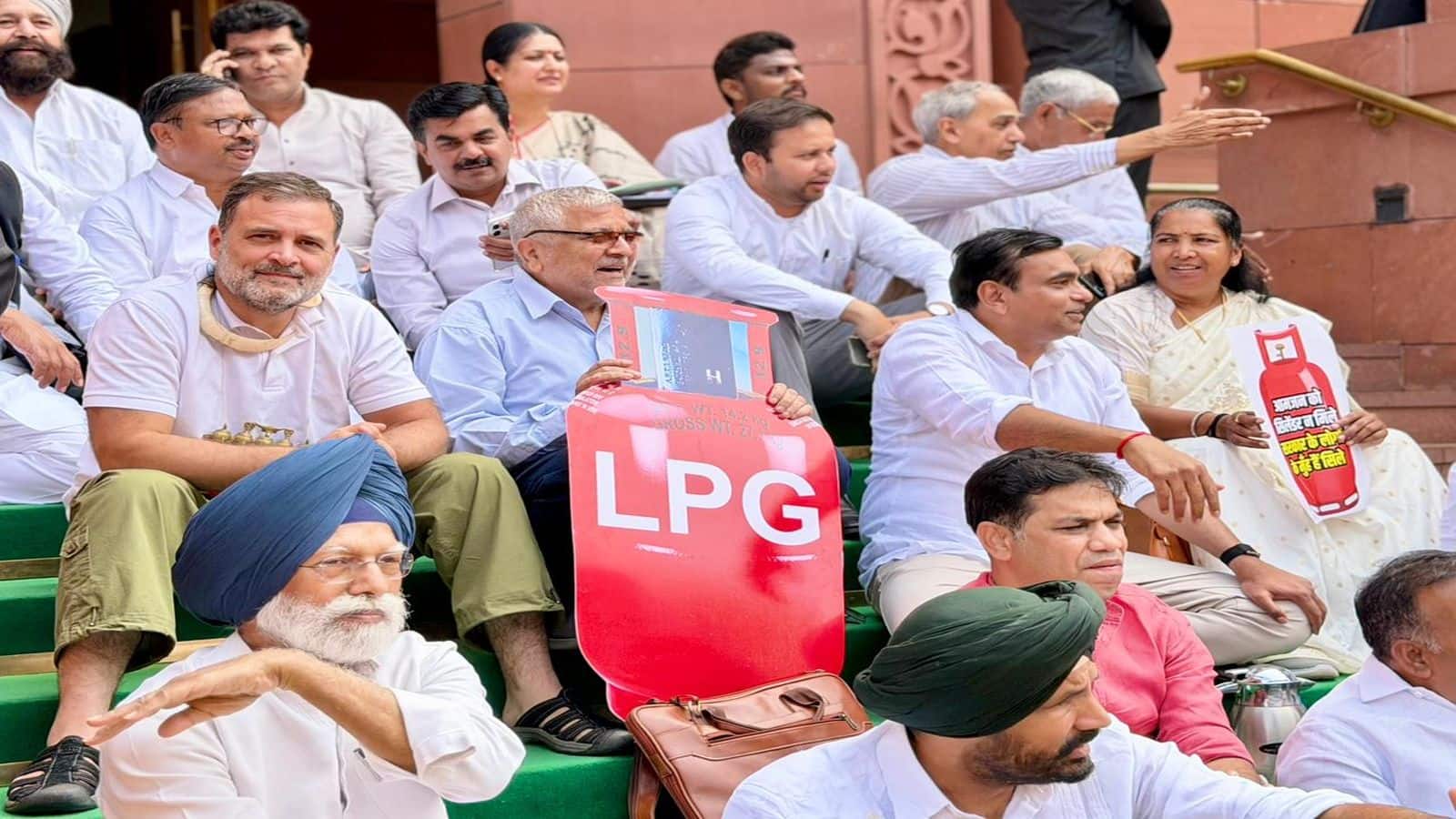 'PM मोदी कह रहे पैनिक मत करो, लेकिन खुद...'; LPG संकट पर राहुल गांधी का सरकार पर हमला, कांग्रेस ने किया प्रदर्शन
