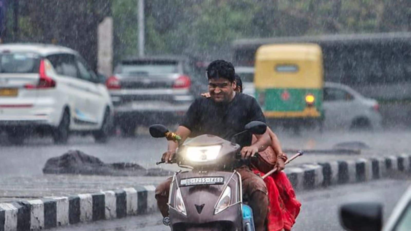 Weather Forecast: दिल्ली में फिर बदला मौसम का मिजाज, कई इलाकों में झमाझम बारिश... IMD ने जारी किया ऑरेंज अलर्ट