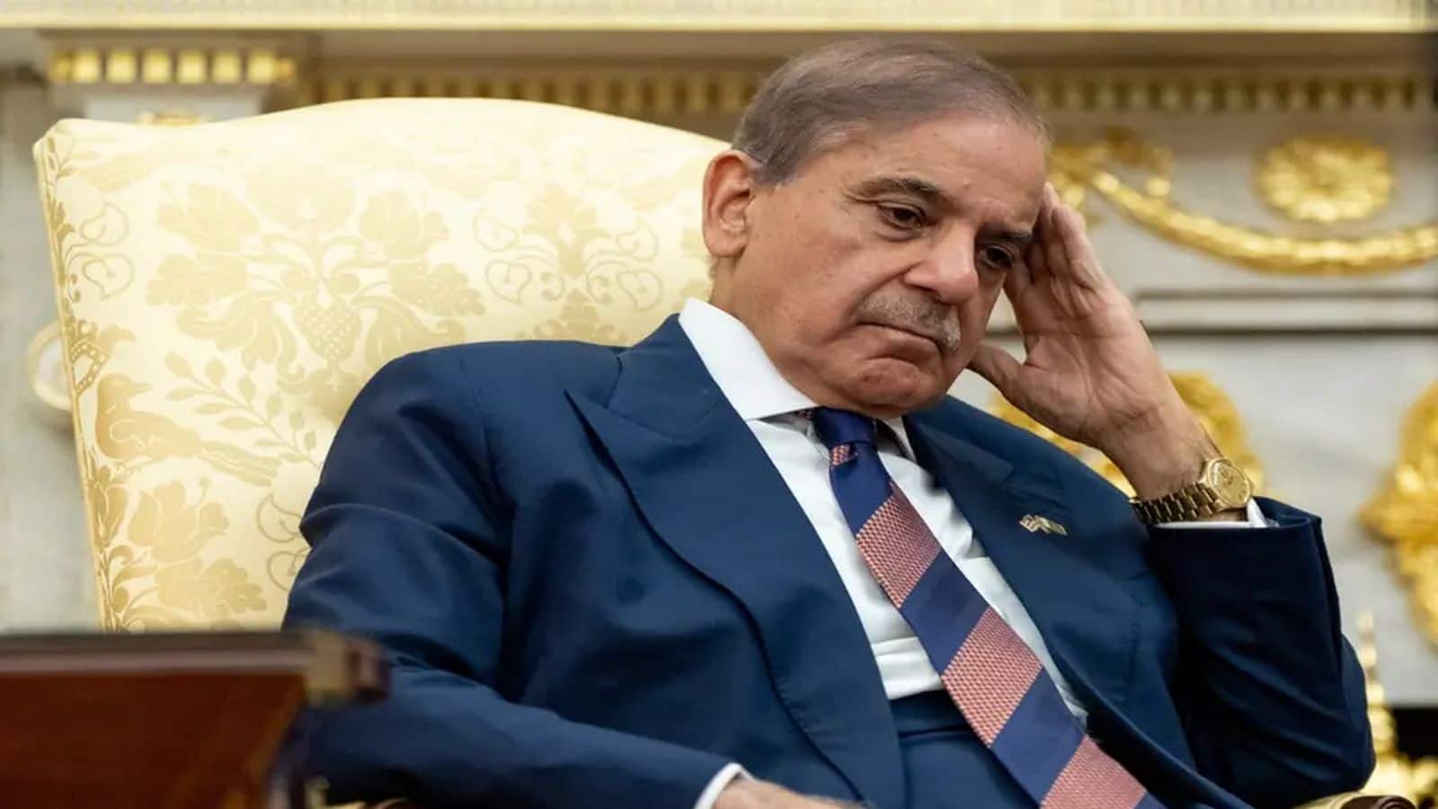 Fuel Crisis in Pakistan: स्कूल बंद, सैलरी में कटौती और दफ्तरों में सिर्फ 4 दिन होगा काम... पाकिस्तान में तेल संकट से हाहाकार