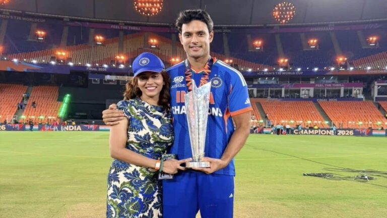 Shivam Dube: T20 वर्ल्ड कप फाइनल के बाद ट्रेन से मुंबई पहुंचे शिवम दुबे! 3rd AC में सफर करने को हुए मजबूर, खुद को कंबल में छिपाया
