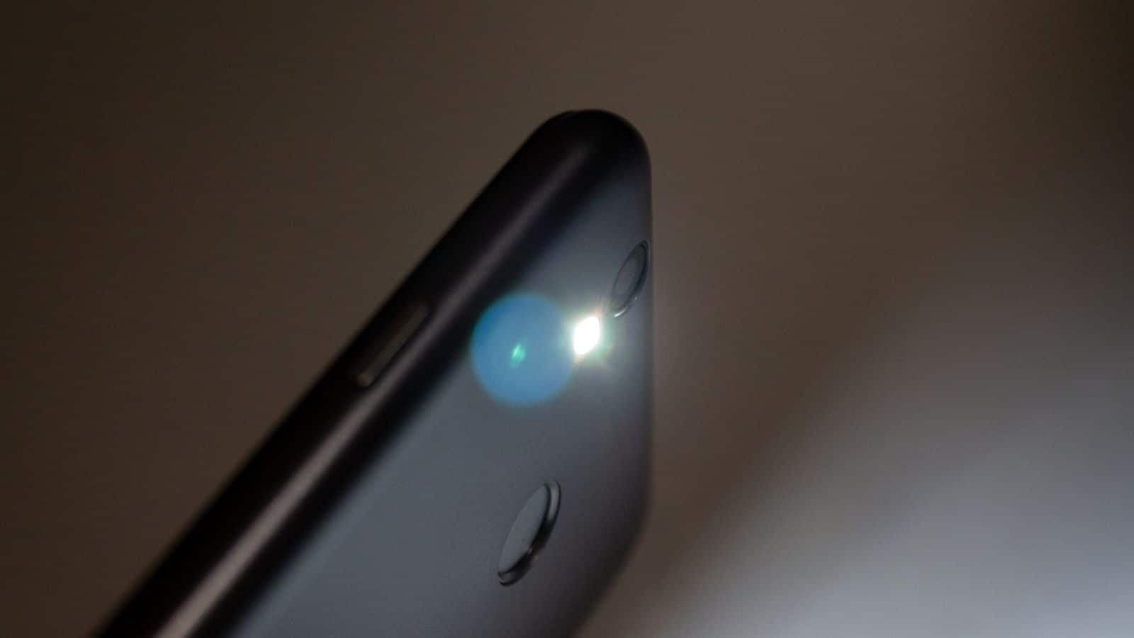 Smartphone Flashlight Use: फोन की फ्लैशलाइट से माप सकते हैं दिल की धड़कन! 90% लोगों को नहीं पता ये ट्रिक