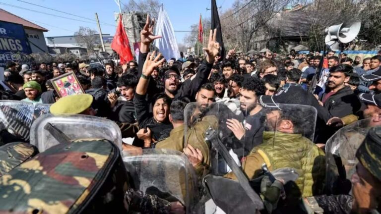 Srinagar Protest: श्रीनगर में खामेनेई की हत्या के विरोध में प्रदर्शन तेज, पुलिस ने दागे आंसू गैस के गोले