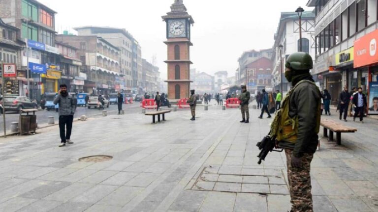 Kashmir Protests: खामेनेई की मौत से कश्मीर में प्रदर्शन तेज, श्रीनगर का लाल चौक किया गया सील, इंटरनेट सेवाएं ठप