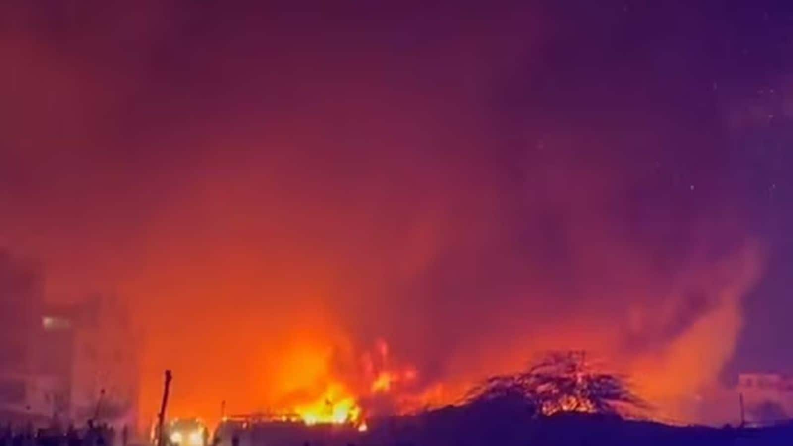 Uttam Nagar Fire: दिल्ली के उत्तम नगर मछली मार्केट में लगी भीषण आग! 400 झुग्गियां जलकर खाक, देखें वीडियो