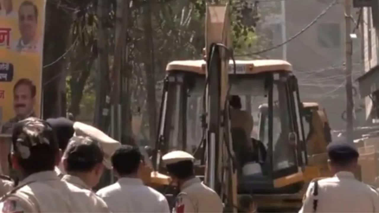 उत्तम नगर हत्याकांड में पुलिस का बड़ा एक्शन, आरोपी के घर पर चला बुलडोजर... इलाके में भारी फोर्स तैनात