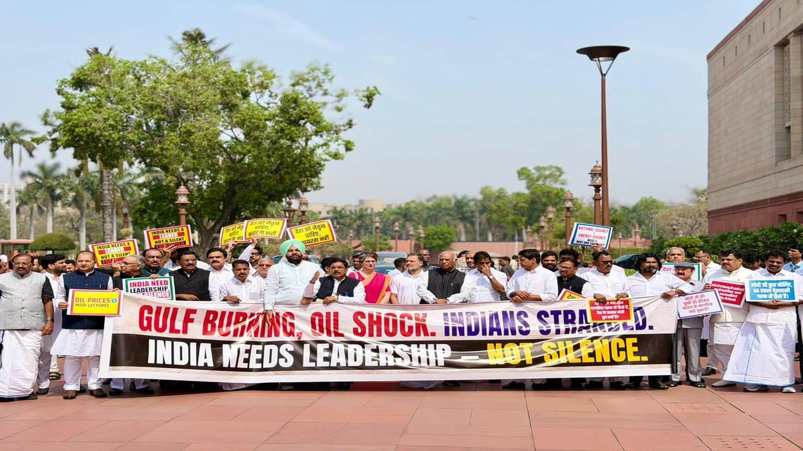Budget Session: विपक्षी नेताओं का संसद परिसर में प्रदर्शन! पश्चिम एशिया संकट पर तुरंत चर्चा की मांग, जयशंकर के बयान को किया खारिज