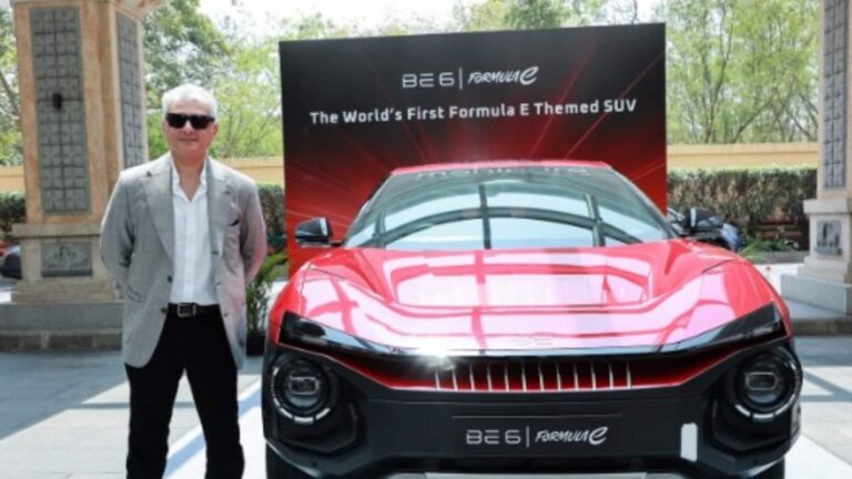 Ajith Kumar: दुबई से वापसी के बाद अजित कुमार ने खरीदी महिंद्रा बीई 6 फॉर्मूला ई कार, साईं बाबा मंदिर के किए दर्शन