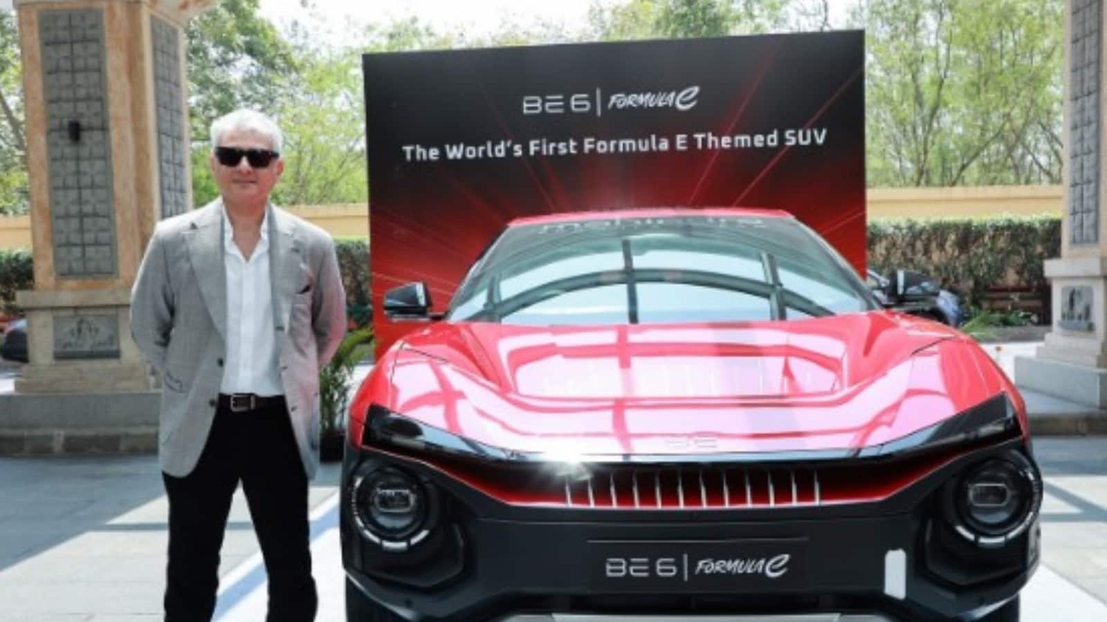 Ajith Kumar: दुबई से वापसी के बाद अजित कुमार ने खरीदी महिंद्रा बीई 6 फॉर्मूला ई कार, साईं बाबा मंदिर के किए दर्शन