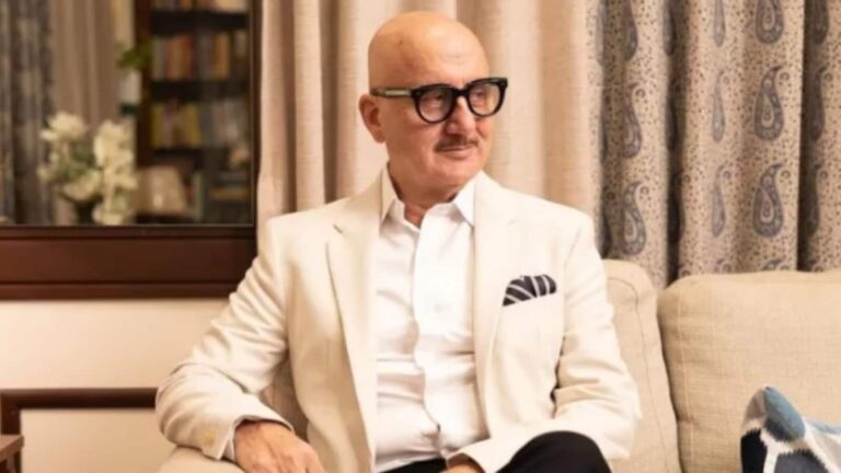 Anupam Kher: अवार्ड्स शो में अनुपम खेर ने पैपराज़ी के साथ काटा केक, इमोशनल हुए एक्टर