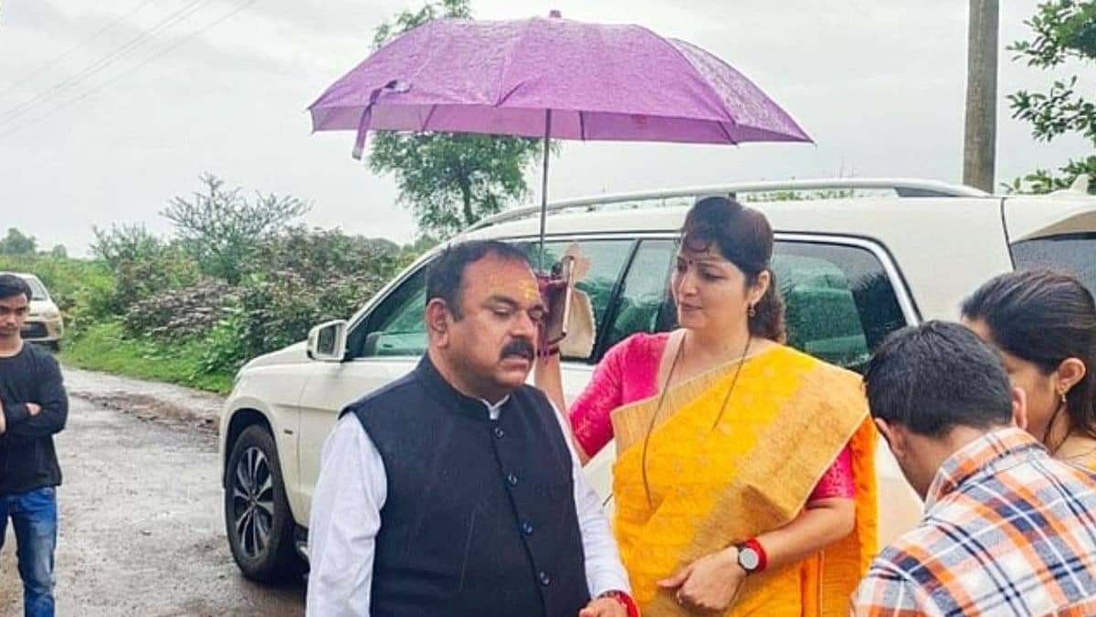 परत-दर-परत खुल रही ढोंगी अशोक खरात की पोल, ‘बाबा कांड’ में घिरी रुपाली चाकणकर का महिला आयोग अध्यक्ष के बाद एक और पद से इस्तीफा