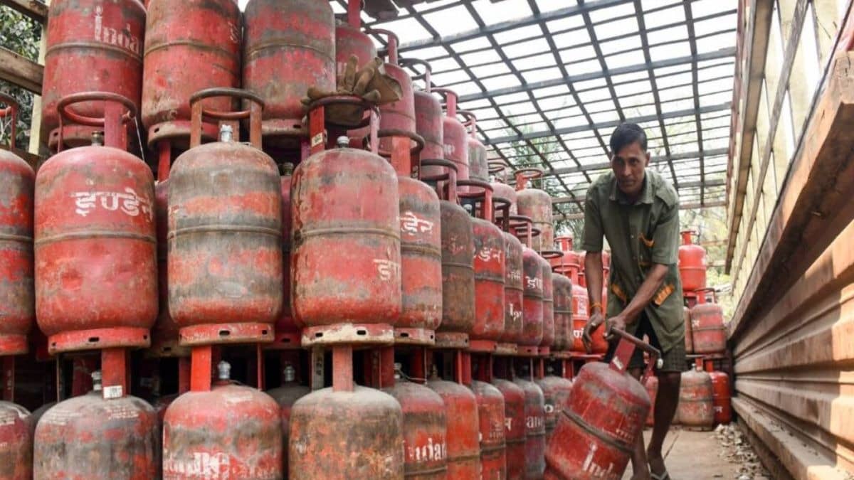 LPG Gas Cylinder Rule: अब तक नहीं आया सिलेंडर? तो जान लीजिए बुकिंग के कितने दिन बाद आपको मिल जाना चाहिए, क्या कहता है नियम
