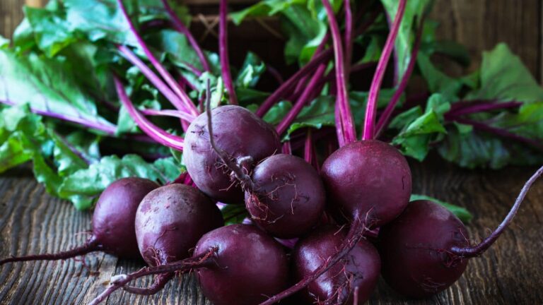 Beetroot Cutting Tips: चुकंदर काटते ही लाल हो जाते हैं हाथ? अपनाएं ये आसान ट्रिक्स