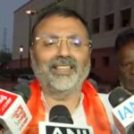 ‘यह संसद है, कैंटीन नहीं’, मकर द्वार पर राहुल गांधी के चाय-बिस्किट खाने पर BJP नेता निशिकांत दुबे का तीखा प्रहार, लोकसभा स्पीकर को दिया नोटिस