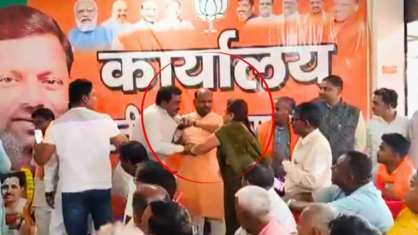 Maharajganj BJP Incident: BJP ऑफिस में महिला का हाई-वोल्टेज ड्रामा, ₹4.5 लाख के विवाद में नेता को जड़ा थप्पड़