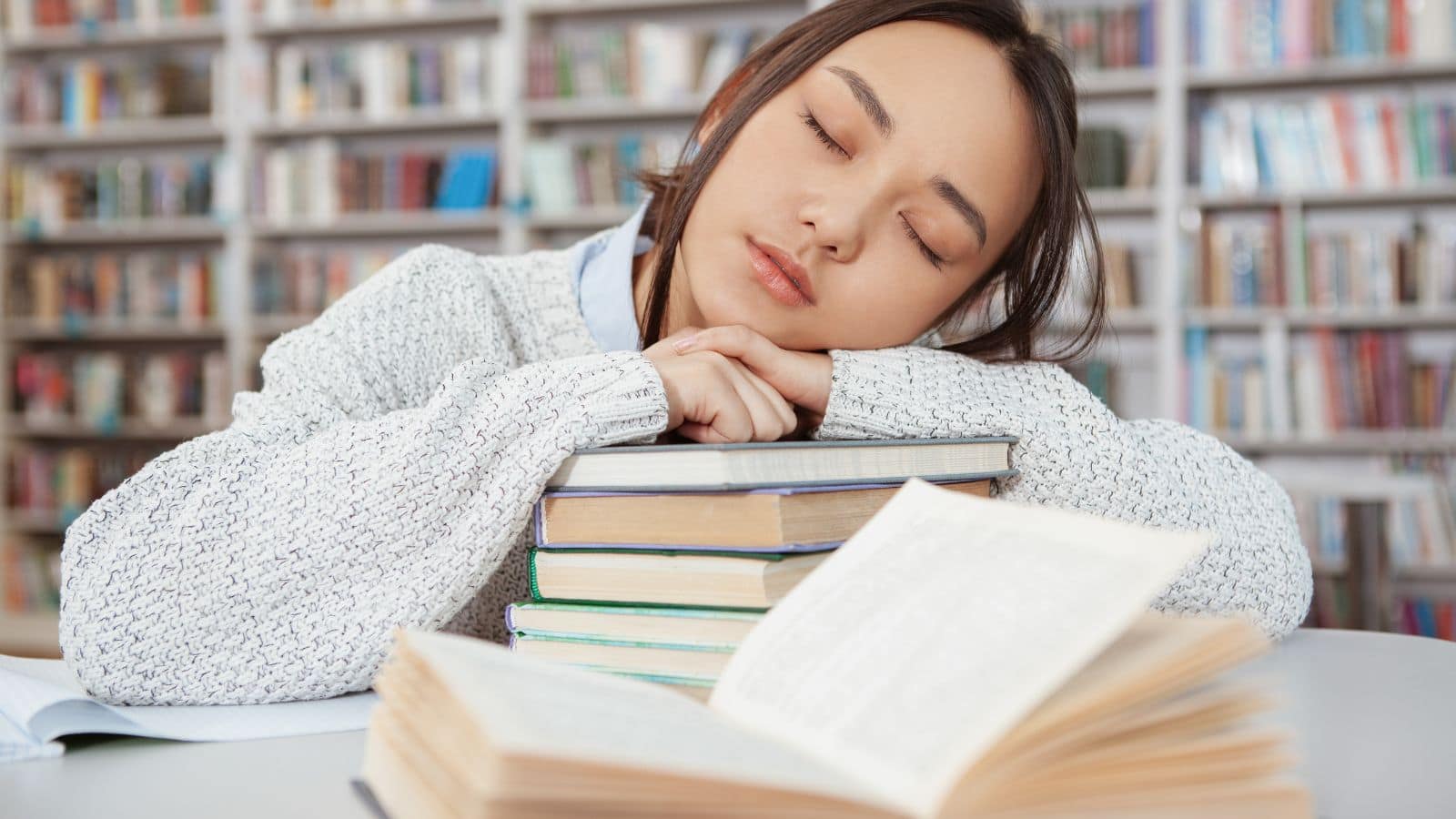 किताब खोलते ही जम्हाई क्यों आती है, जानिए असली वजह