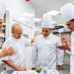किचन में शेफ क्यों पहनते हैं लंबी टोपी? जानिए दिलचस्प राज