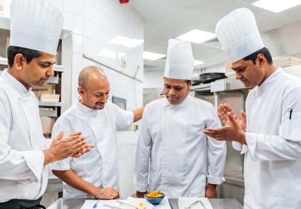 किचन में शेफ क्यों पहनते हैं लंबी टोपी? जानिए दिलचस्प राज