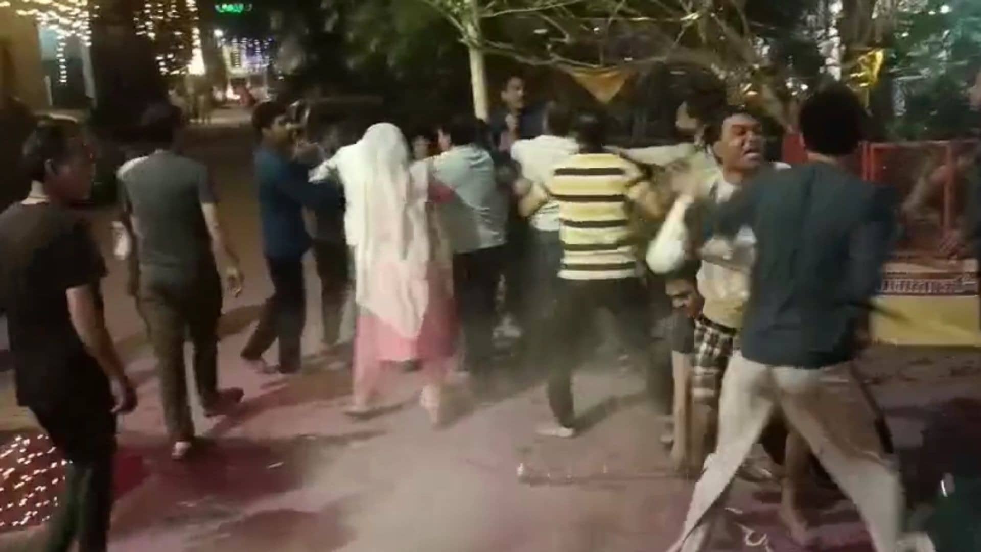 Indore: टीम इंडिया की जीत का जश्न मनाने पर इंदौर में बवाल, आपस में भिड़े दो पक्ष, पटाखे फोड़ने पर हुआ विवाद; 10 घायल