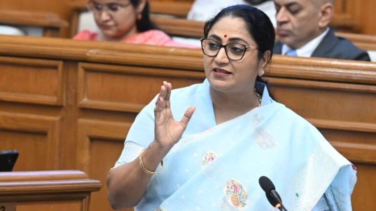 BREAKING: मुख्यमंत्री रेखा गुप्ता पेश कर रहीं 1 लाख तीन हजार 700 करोड़ का बजट, जानें किसे क्या मिल रहा?