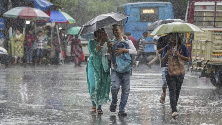 Delhi NCR Weather: दिल्ली में बारिश-गरज से बदला मौसम, 3 साल में सबसे अधिक बारिश वाला महीना बना मार्च