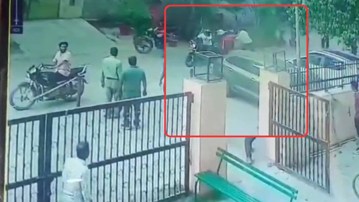 Delhi: सड़क पर जा रही थी महिला, बाइक सवार स्नैचर ने छीनी चेन; महिला ने खूब बहादुरी से किया मुकाबला लेकिन बदमाश चाकू मार फरार; CCTV