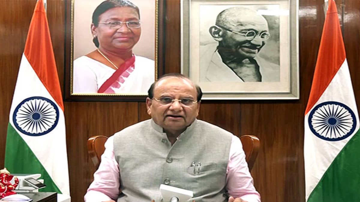 बड़े बेआबरू होकर मेरे कूचे से तुम..., LG विनय सक्सेना के तबादले पर AAP का शायराना अंदाज में तंज, कहा- कर्मों की सजा ईश्वर जरूर देंगे