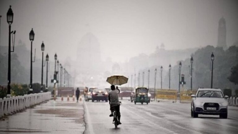 Delhi Weather: दिल्ली में सुबह-सुबह हुई रिमझिम बारिश, मार्च में हो रहा ठंड का एहसास, फिर निकल रहे स्वेटर, दिनभर कैसा रहेगा मौसम?