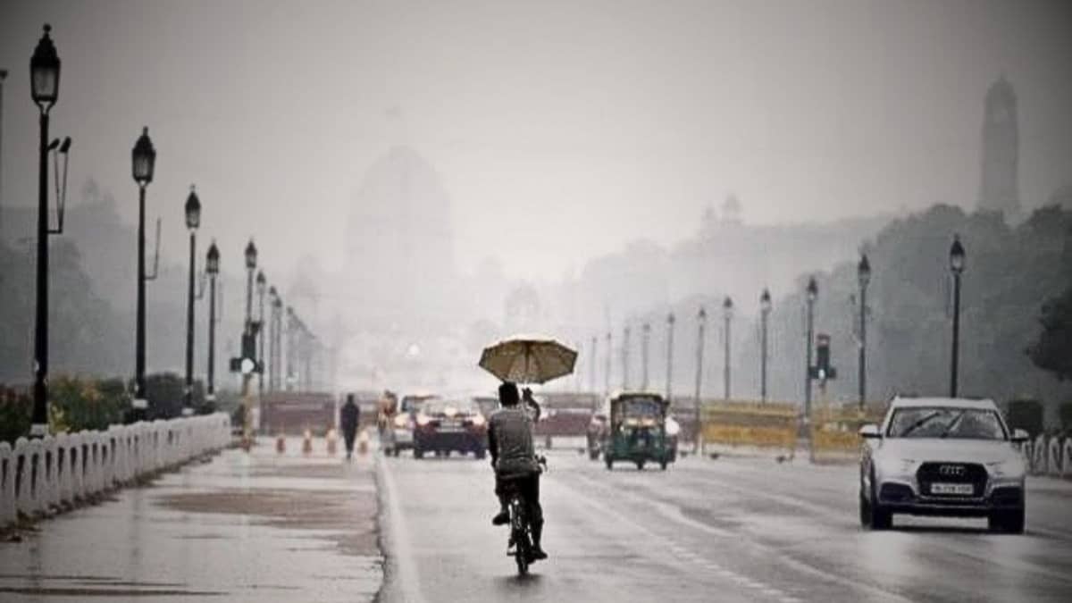 Delhi Weather: दिल्ली में सुबह-सुबह हुई रिमझिम बारिश, मार्च में हो रहा ठंड का एहसास, फिर निकल रहे स्वेटर, दिनभर कैसा रहेगा मौसम?