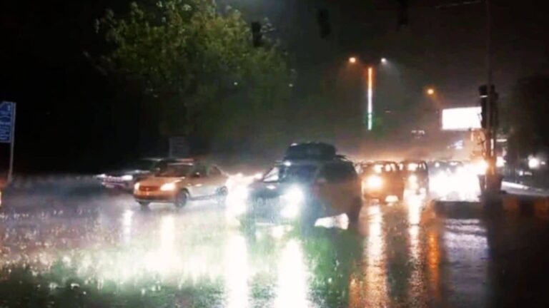 BREAKING: दिल्ली-NCR में अचानक बदला मौसम का मिजाज, तेज हवाओं के साथ बारिश; ऑफिस से लौटने वालों को भारी परेशानी