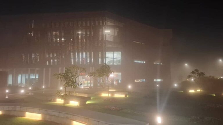 दिल्ली-NCR में मौसम ने लिया चौंकाने वाला यू-टर्न, मार्च में घना कोहरा देख लोग हैरान, जानें अपने शहर का हाल-VIDEO