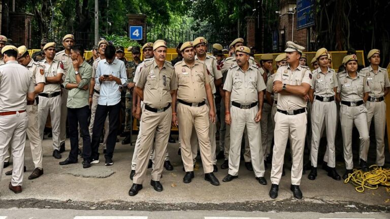 Delhi Police: दिल्ली पुलिस में 70 अधिकारियों के तबादले किए गए, IPS आनंद मोहन बनाए गए डीजी तिहाड़ जेल