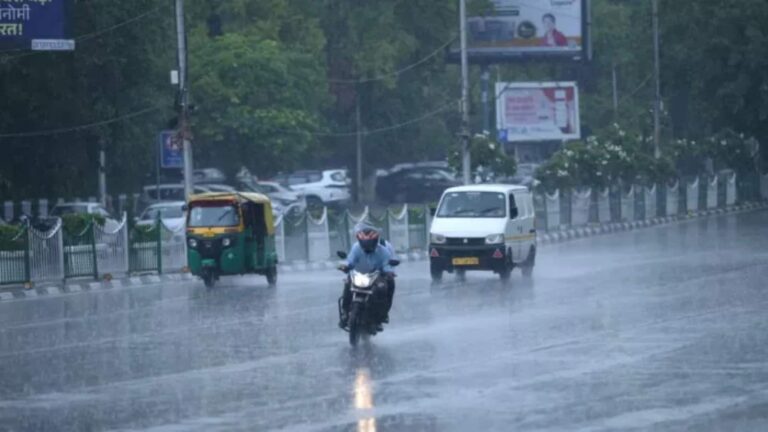 Delhi Weather Update: दिल्ली में आज मौसम रहेगा सुहावना, हल्की बारिश और तेज हवाओं के आसार, गर्मी से मिलेगी राहत