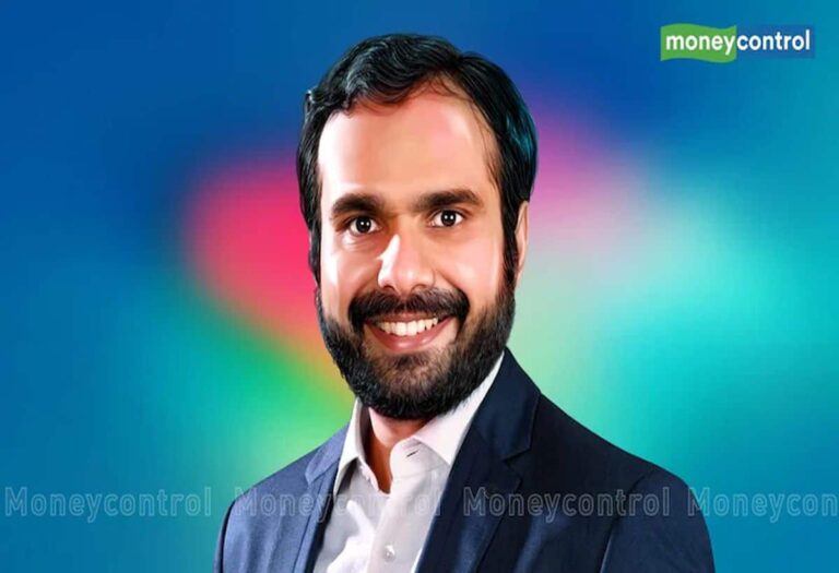 Experts view : स्ट्रेट ऑफ़ होर्मुज़ पर स्थिति साफ़ होने तक मार्केट में सुधार की संभावना नहीं, डॉलर के मुकाबले 100 के लेवल तक टूट सकता है रुपया