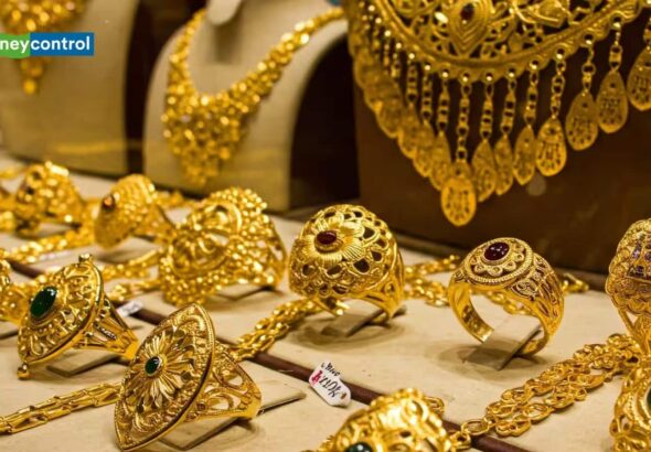 Gold Price Today: गोल्ड महंगा तो फिसली चांदी, दिल्ली-लखनऊ और पटना समेत इन 10 शहरों में अब 24 से 18 कैरट का ये है भाव