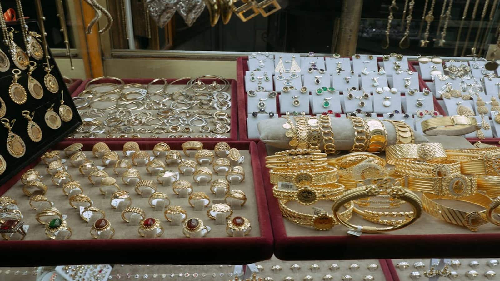 Gold Price Today: US-Iran War के बावजूद और टूटा गोल्ड, 10 बड़े शहरों में अब 24 से 18 कैरट का ये है भाव