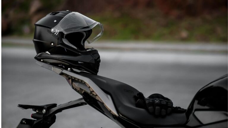 हेलमेट की लाइफ खत्म हो गई है या नहीं? घर बैठे ऐसे करें चेक, जानिए सही खरीदारी टिप्स