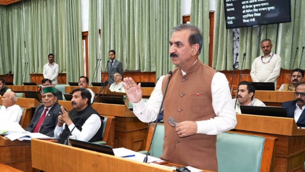 हिमाचल में गहराया आर्थिक संकट तो सरकार ने लिया बड़ा फैसला, मुख्यमंत्री और मंत्रियों समेत सरकारी अफसरों और जजों के वेतन पर चली कैंची