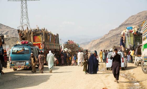 अफ़ग़ानिस्तान-पाकिस्तान सीमा पर सैन्य झड़पों की वजह से, हज़ारों परिवार हुए बेघर