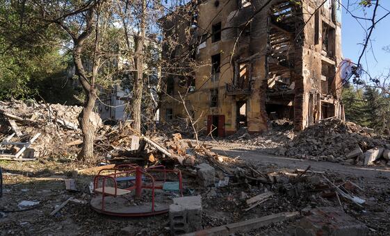 यूक्रेन: 1,500 दिनों बाद भी नहीं थम रहा है 'मौतों व बर्बादी का सिलसिला'