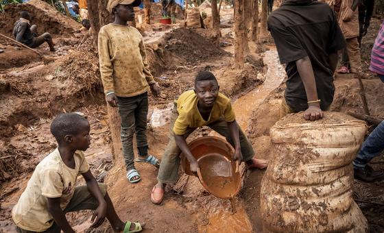अति-महत्वपूर्ण खनिजों के लिए होड़ में, न्यायपूर्ण उपायों व सन्तुलन साधने पर बल