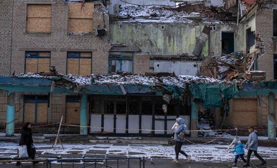 संक्षेप में: यूक्रेन में रूसी हमलों में आम लोग हताहत, ग़ाज़ा में भरपेट भोजन की समस्या