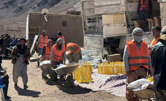 अफ़ग़ानिस्तान: मध्य पूर्व में धधकते युद्ध के बीच गहराता मानवीय संकट