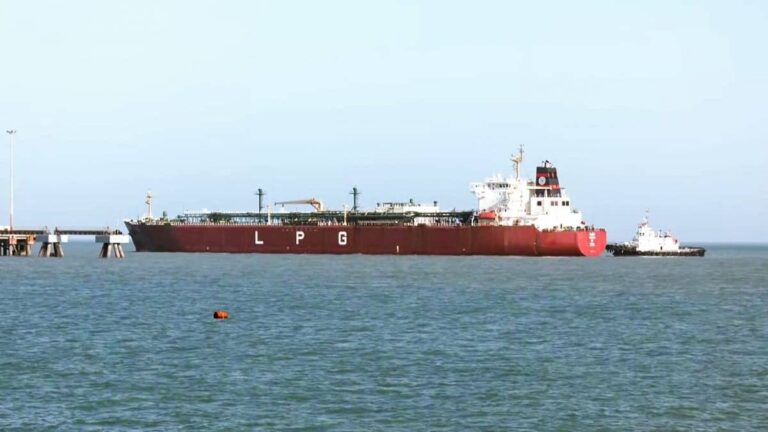 'शिवालिक' के बाद अब स्ट्रेट ऑफ होर्मुज पार कर गुजरात पहुंच रहा 'नंदा देवी' जहाज, जानें साथ लाया कितनी LPG गैस