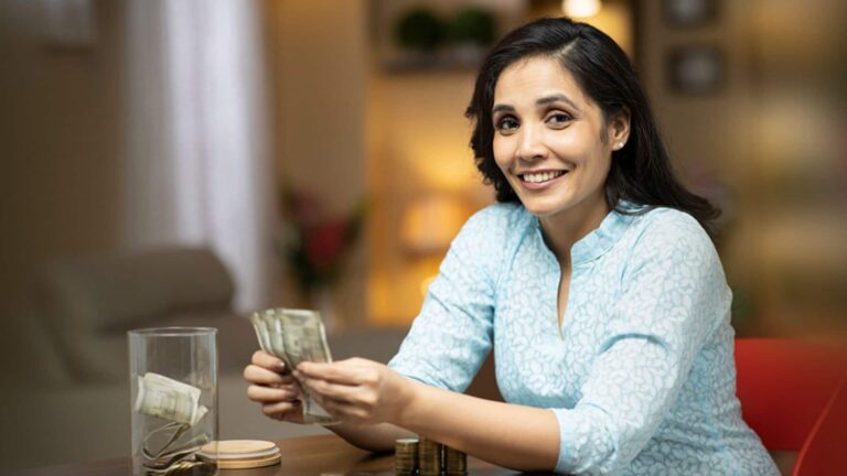 Investment Schemes For Women's: महिलाओं के लिए टॉप 7 सुरक्षित निवेश योजनाएं, गारंटीड रिटर्न और टैक्स बचत के शानदार विकल्प