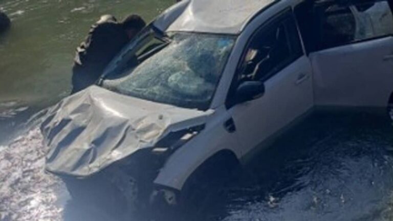 J&K Accident: डोडा में भीषण सड़क हादसे में पुलिस हेड कांस्टेबल और पत्नी की मौके पर मौत, दो बच्चों की हालत नाजुक; नदी में गिरी कार