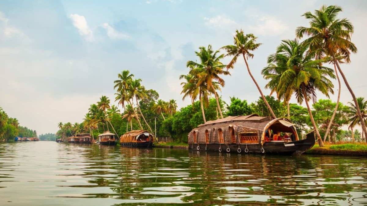 IRCTC का धमाकेदार केरल टूर पैकेज... 7 दिन तक लग्जरी स्टे, मील्स, फ्लाइट सब फ्री; सिर्फ इतने रुपये में पूरे परिवार के साथ मस्ती