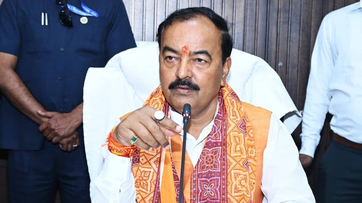 उड़ान भरते ही हेलीकॉप्टर में भरा धुआं और फिर... बाल-बाल बचे यूपी के डिप्टी CM केशव प्रसाद मौर्य, लखनऊ एयरपोर्ट पर विमान की इमरजेंसी लैंडिंग